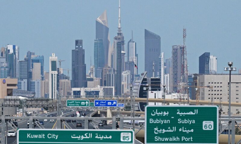الجيش الكويتي يعلن التصدي لأهداف جوية معادية.. وإيران تزعم استهداف قواعد أمريكية
