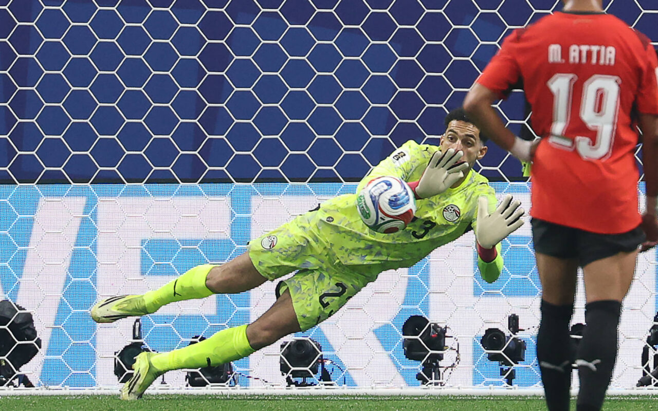 “أسطورة”.. هذا ما قاله حارس منتخب مصر عن ليونيل ميسي وتصديه لركلة الجزاء