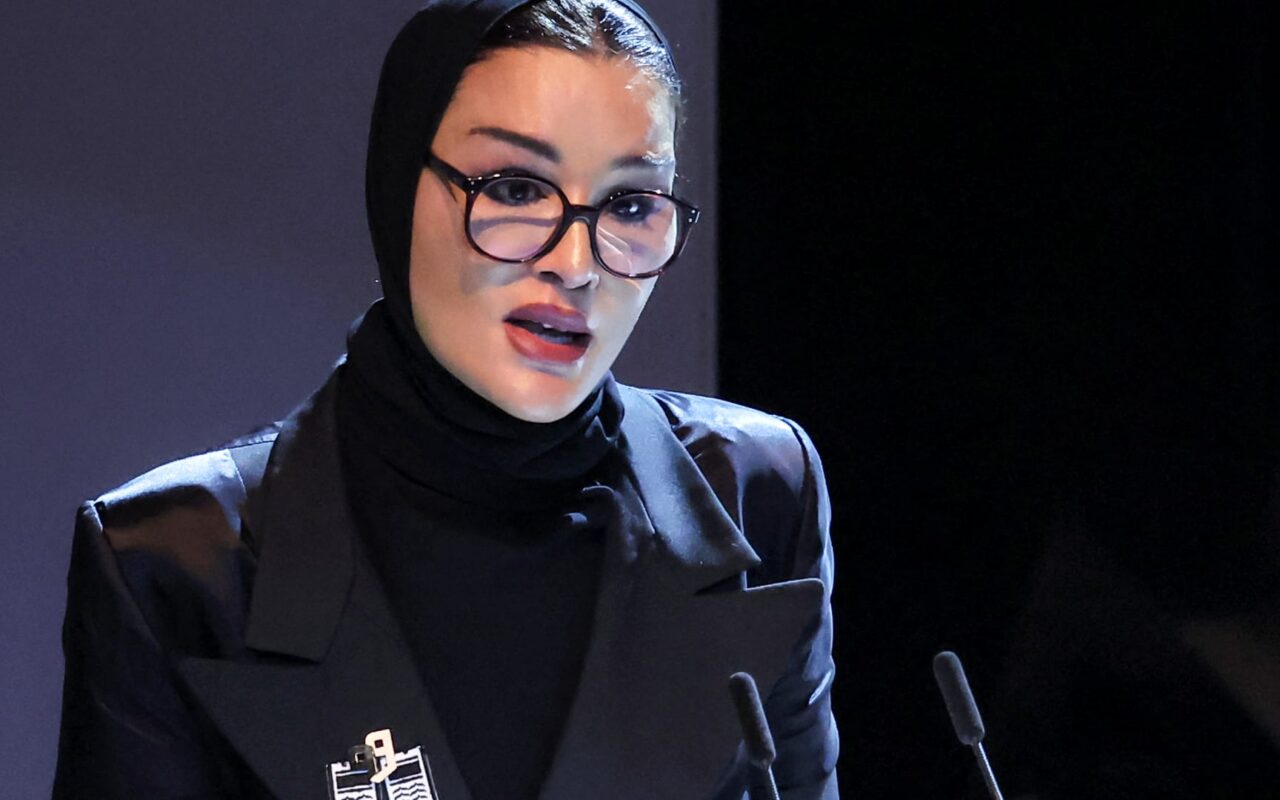 “بقلب كسير”.. الشيخة موزا تنعى الأمير الوالد: “رائد دولة قطر الحديثة وصانع أمجادها”