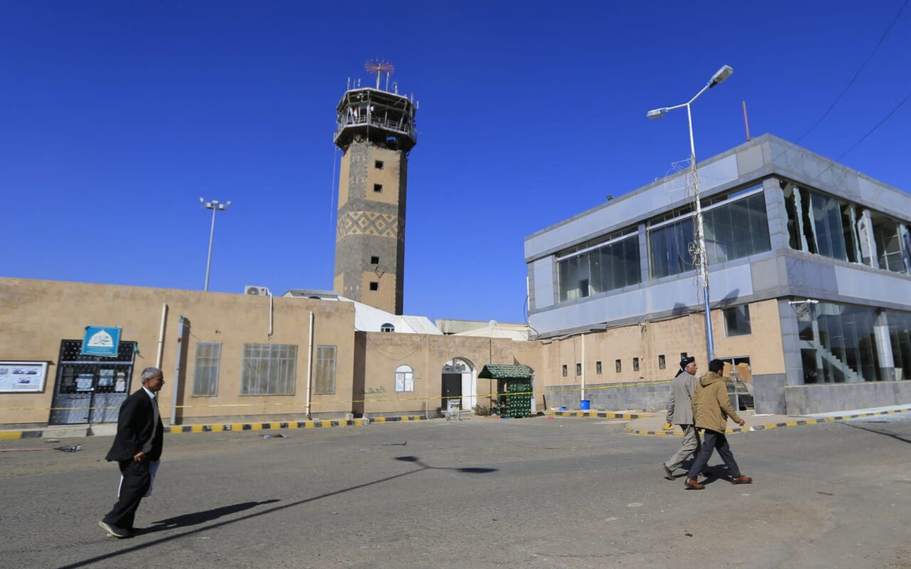 الحوثيون يتهمون السعودية باستهداف مطار صنعاء الدولي بغارات جوية