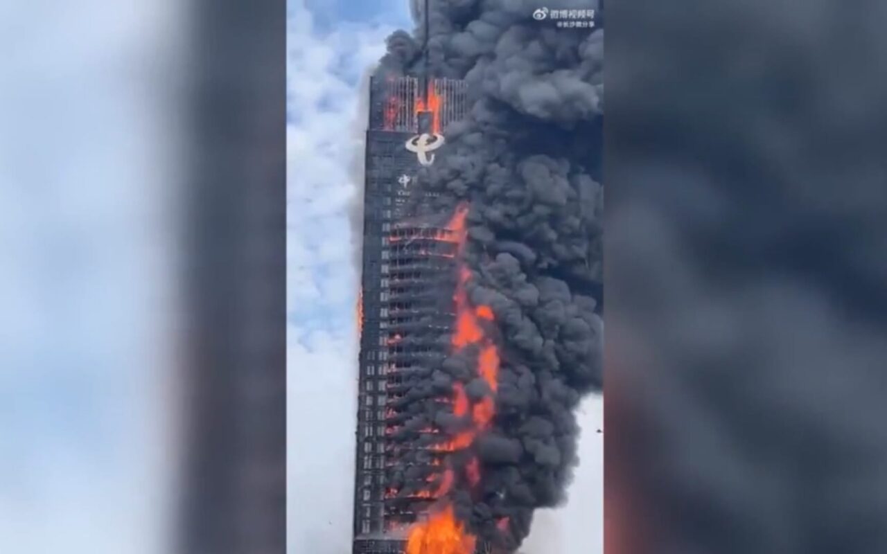 فيديو متداول لـ”احتراق مقر فيلق ثأر الله الإيراني جراء ضربات أمريكية”.. هذه حقيقته