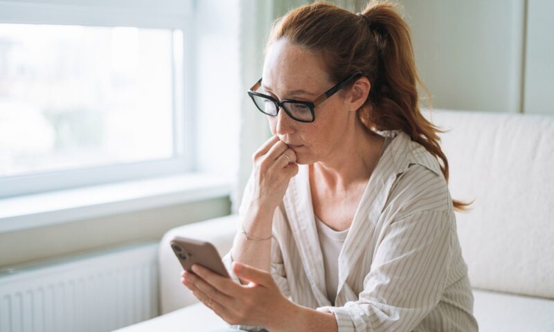 ما مخاطر الاعتماد على مواقع التواصل والذكاء الاصطناعي لاتخاذ قرارات صحية؟