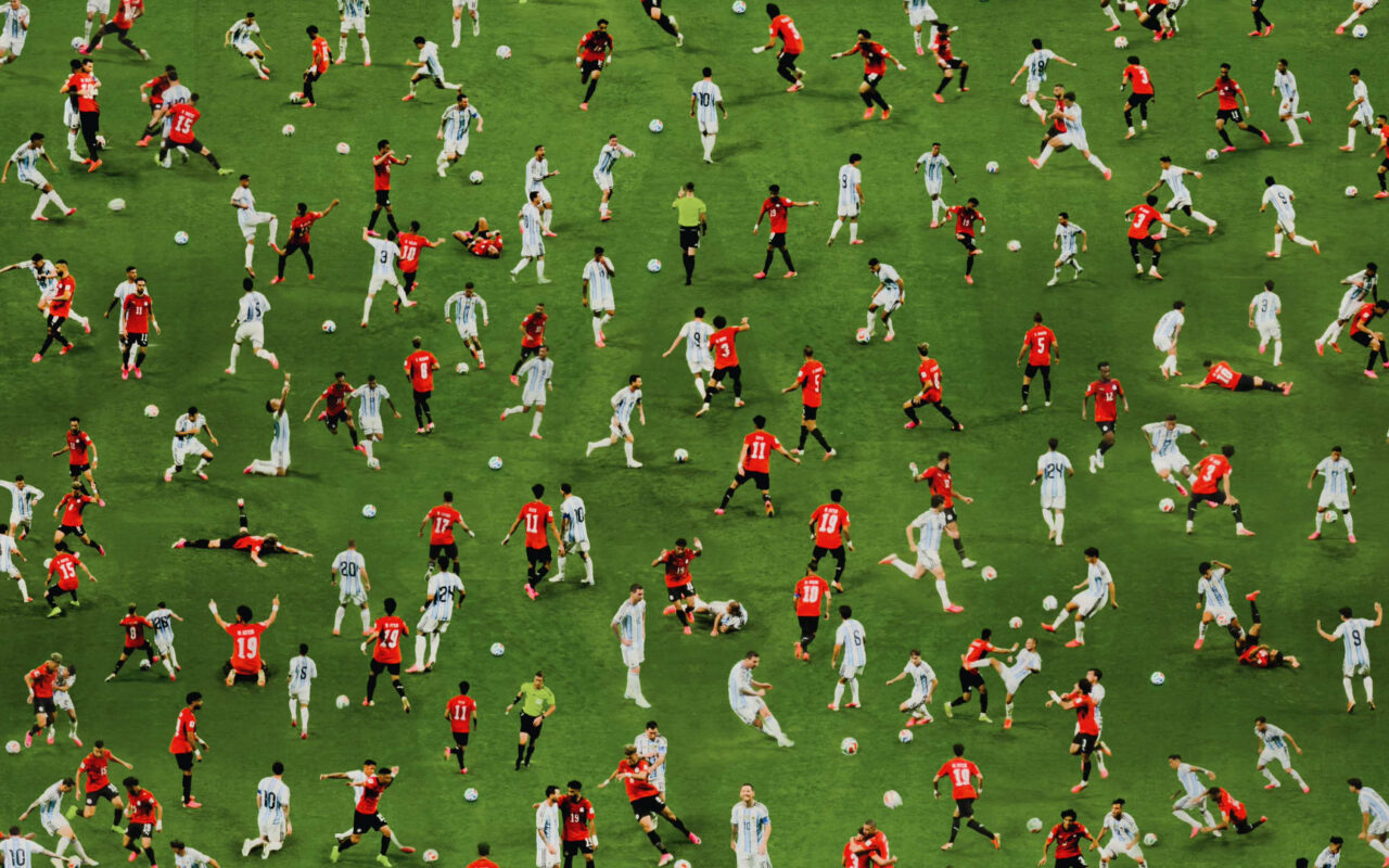 دمج عشرات اللقطات في صورة واحدة.. مصوّر يجمّد الزمن في الملاعب الرياضية