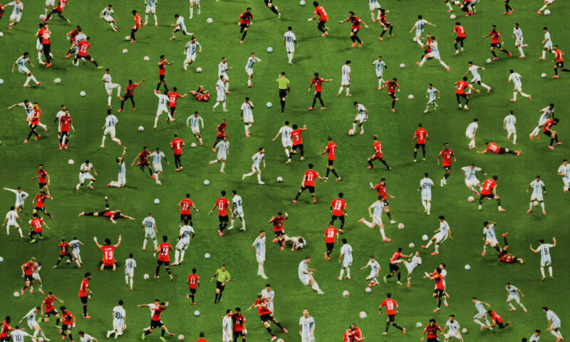 دمج عشرات اللقطات في صورة واحدة.. مصوّر يجمّد الزمن في الملاعب الرياضية