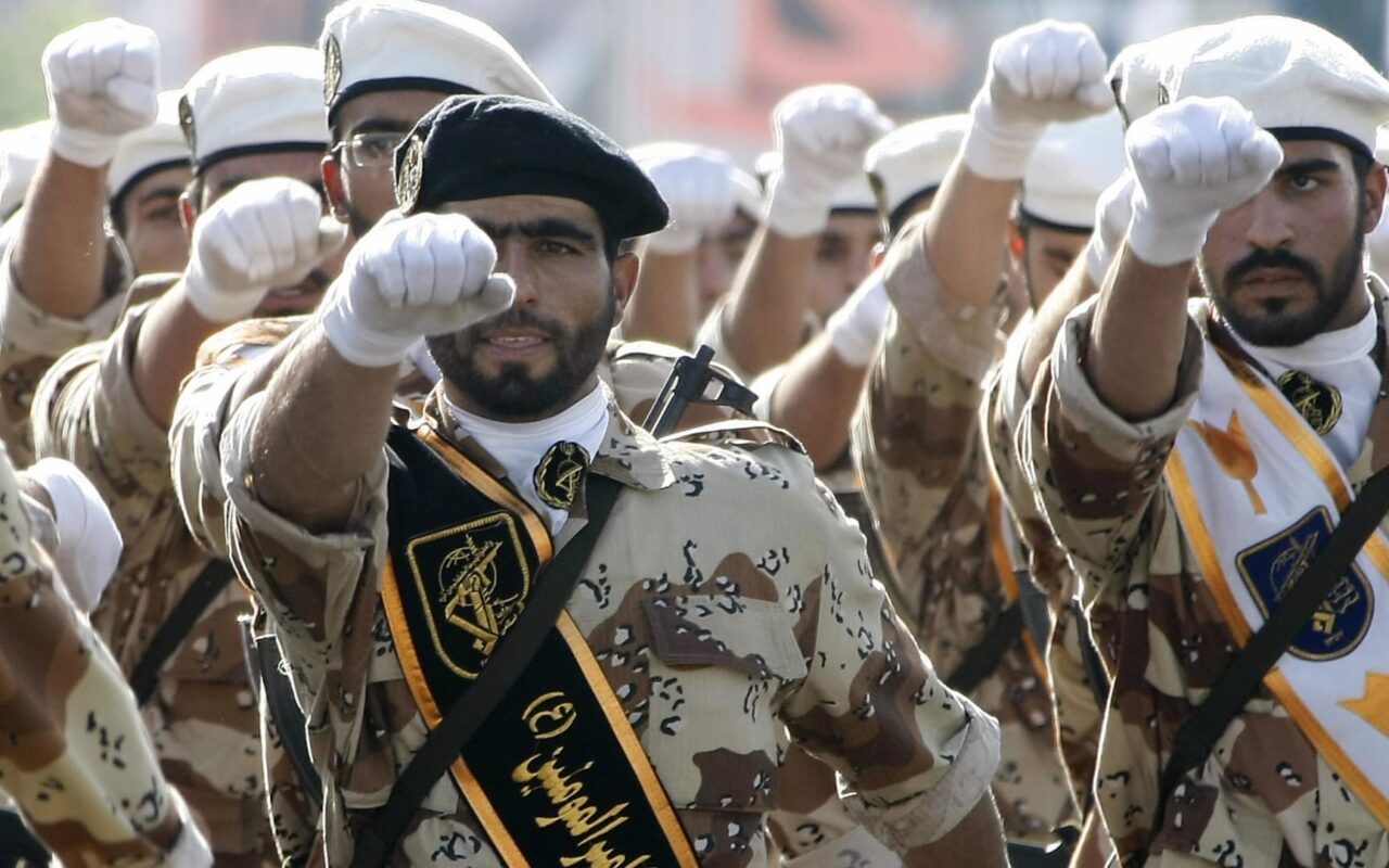 تهديد جديد من الحرس الثوري يستهدف المنطقة وتصدير الطاقة بعد يوم من حصار موانئ إيران