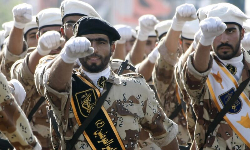 تهديد جديد من الحرس الثوري يستهدف المنطقة وتصدير الطاقة بعد يوم من حصار موانئ إيران