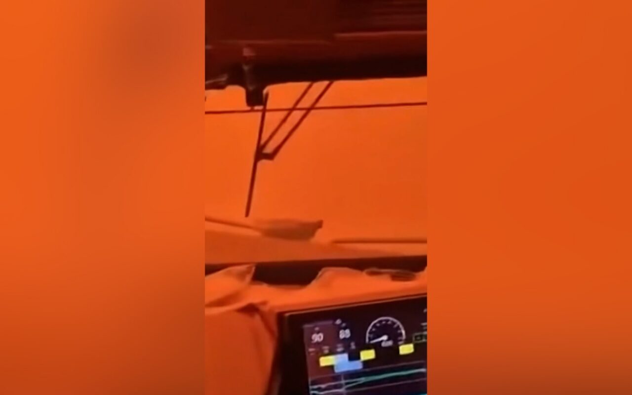 وسط ذعر الركاب.. شاهد حريق غابات يلتهم عربة قطار في كندا
