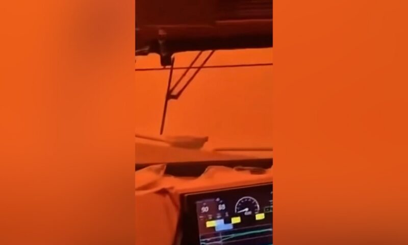 وسط ذعر الركاب.. شاهد حريق غابات يلتهم عربة قطار في كندا