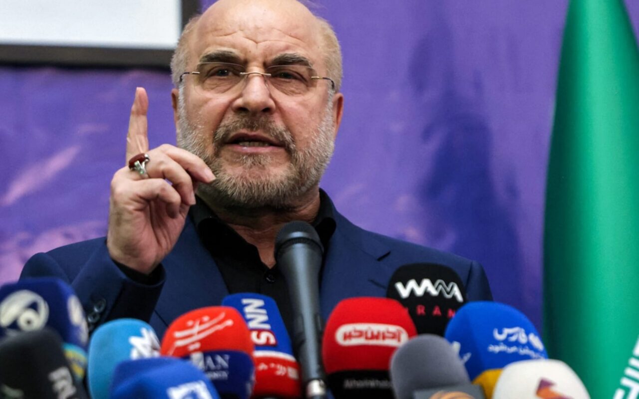 كبير مفاوضي إيران: طهران “يجب أن تكون مستعدة دائمًا” للقتال