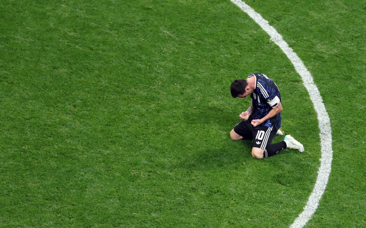 بالصراخ والدموع.. فرحة “جنونية” لميسي بعد بلوغ الأرجنتين نهائي كأس العالم
