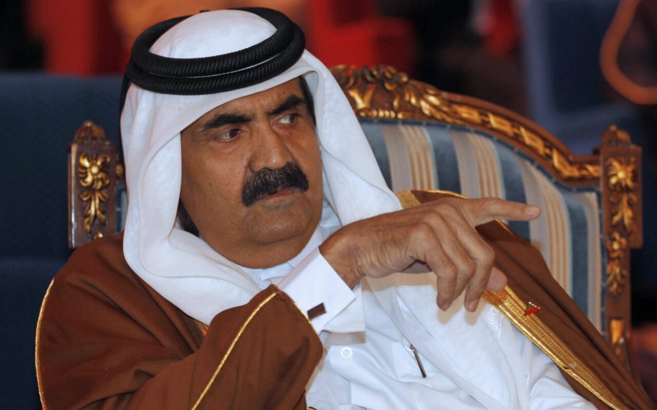 قطر.. الشيخ جوعان بن حمد ينشر صورا أرشيفية مع الأمير الوالد معزيا بوفاته