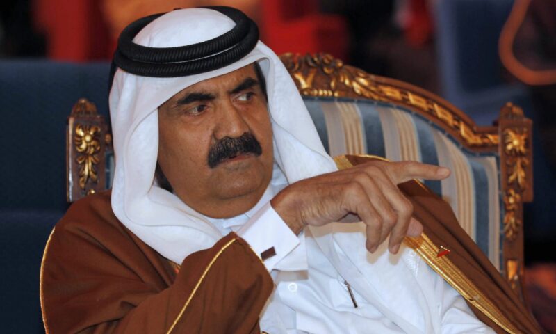 قطر.. الشيخ جوعان بن حمد ينشر صورا أرشيفية مع الأمير الوالد معزيا بوفاته