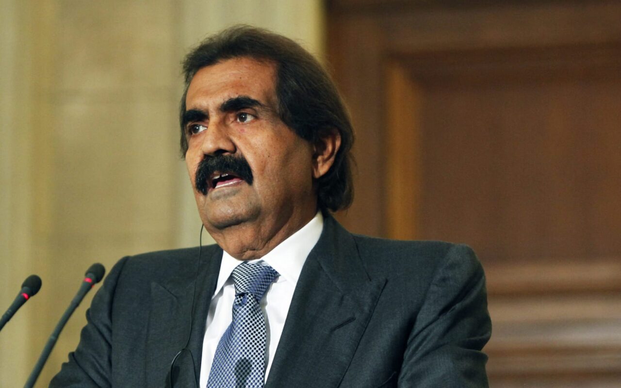 لطيفة الدروبي زوجة الشرع تقدم واجب العزاء بوفاة أمير قطر السابق