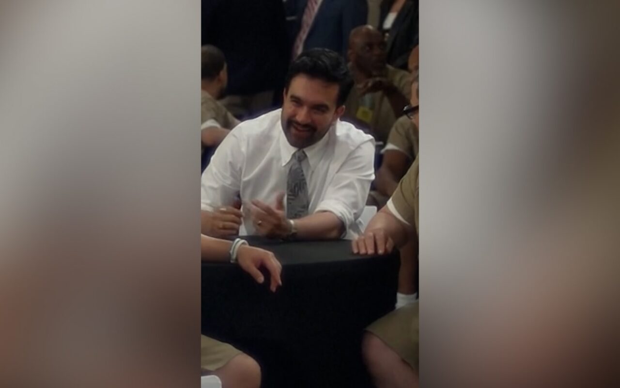 من داخل سجن “رايكرز”.. مامداني يتابع كأس العالم مع 100 سجين
