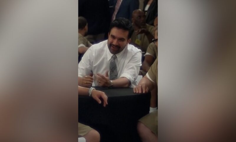 من داخل سجن “رايكرز”.. مامداني يتابع كأس العالم مع 100 سجين