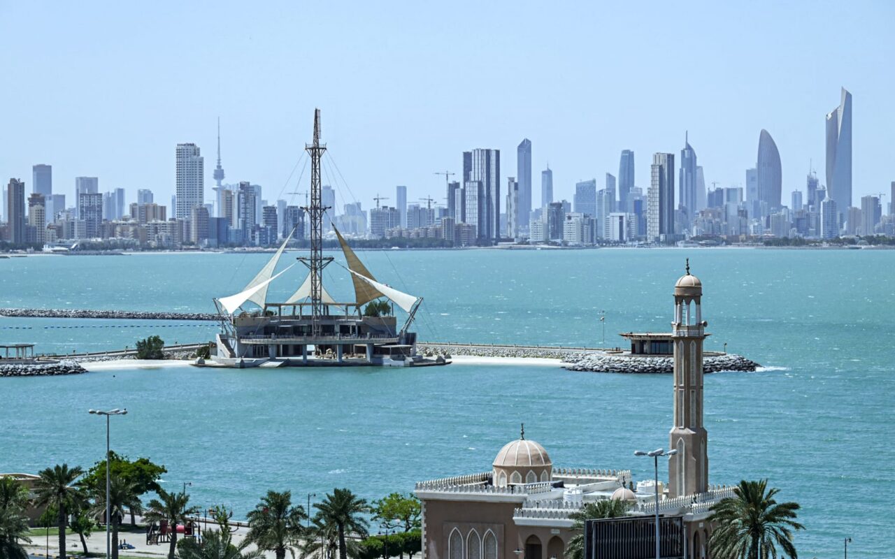 الكويت تعلن التصدي لهجمات بطائرات مسيّرة معادية من إيران.. والخارجية تعلق