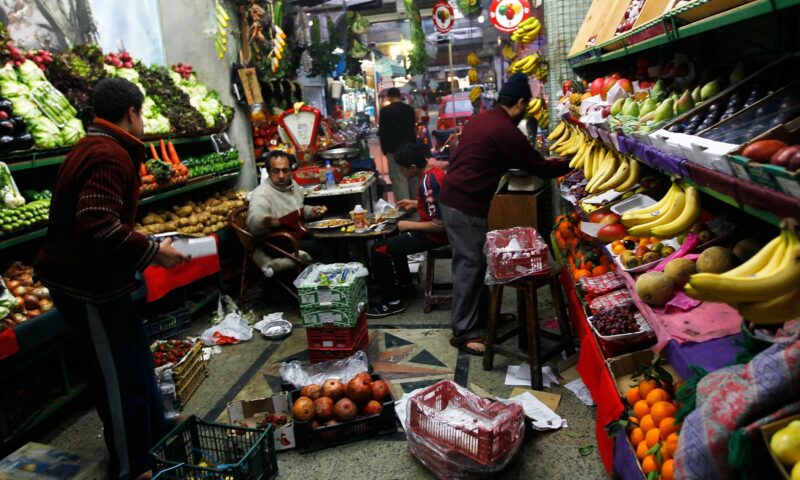 الحكومة المصرية تستعد لعرض خطة لـ”ضبط أسعار السلع خلال 10 أيام”.. ما تعليق الخبراء؟