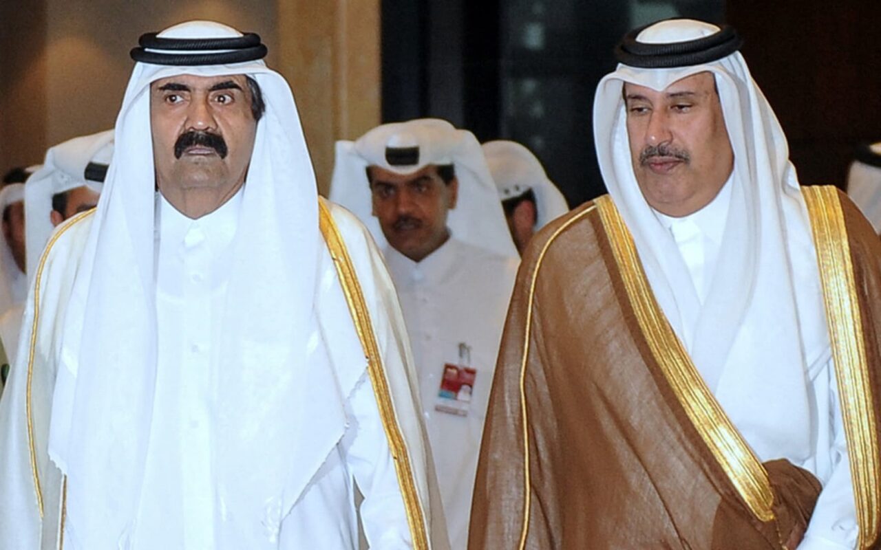 حمد بن جاسم يكشف سبب تسليم أمير قطر الوالد الحكم للشيخ تميم
