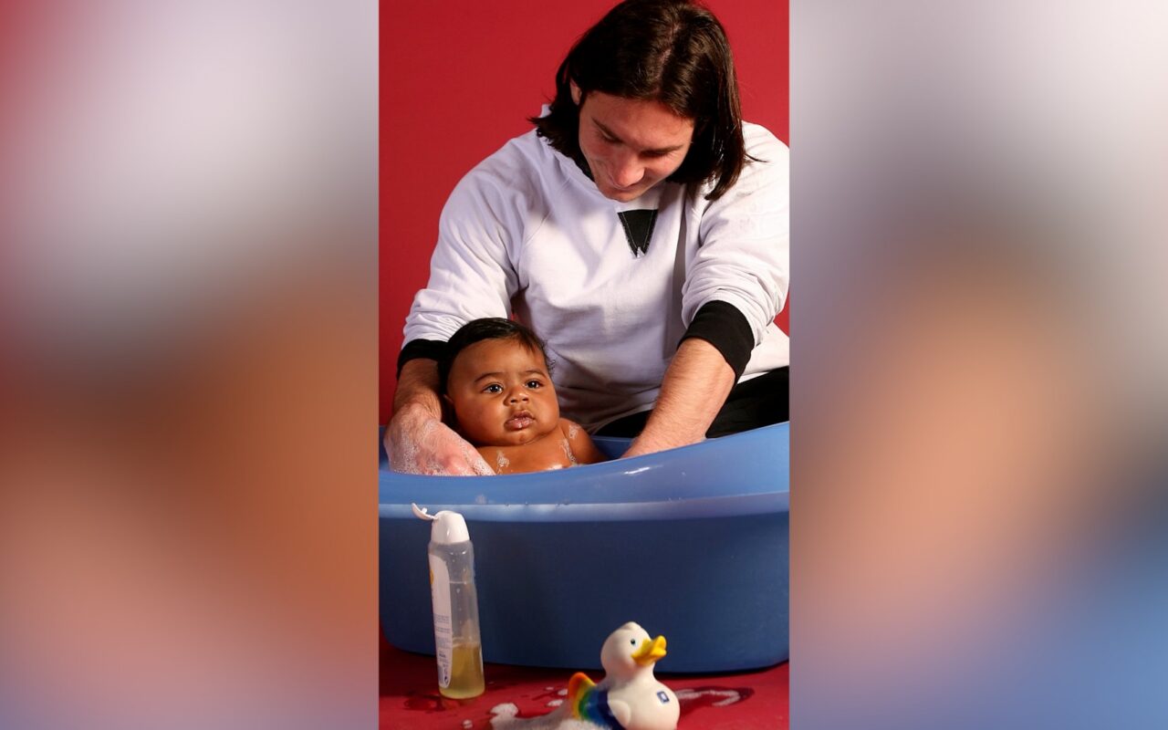 صورة نادرة تكشف أول لقاء بين ميسي والرضيع لامين يامال عام 2007.. ما قصتها؟