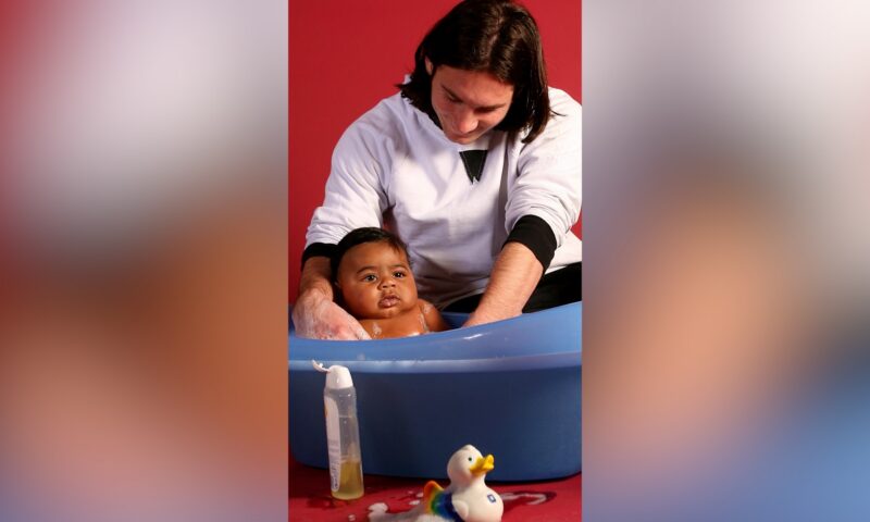 صورة نادرة تكشف أول لقاء بين ميسي والرضيع لامين يامال عام 2007.. ما قصتها؟
