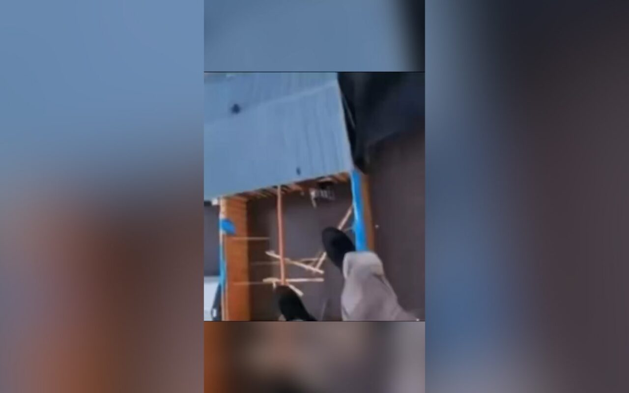 شاهد.. مروحية تنتشل عائلة حاصرتها مياه الفيضانات في تكساس
