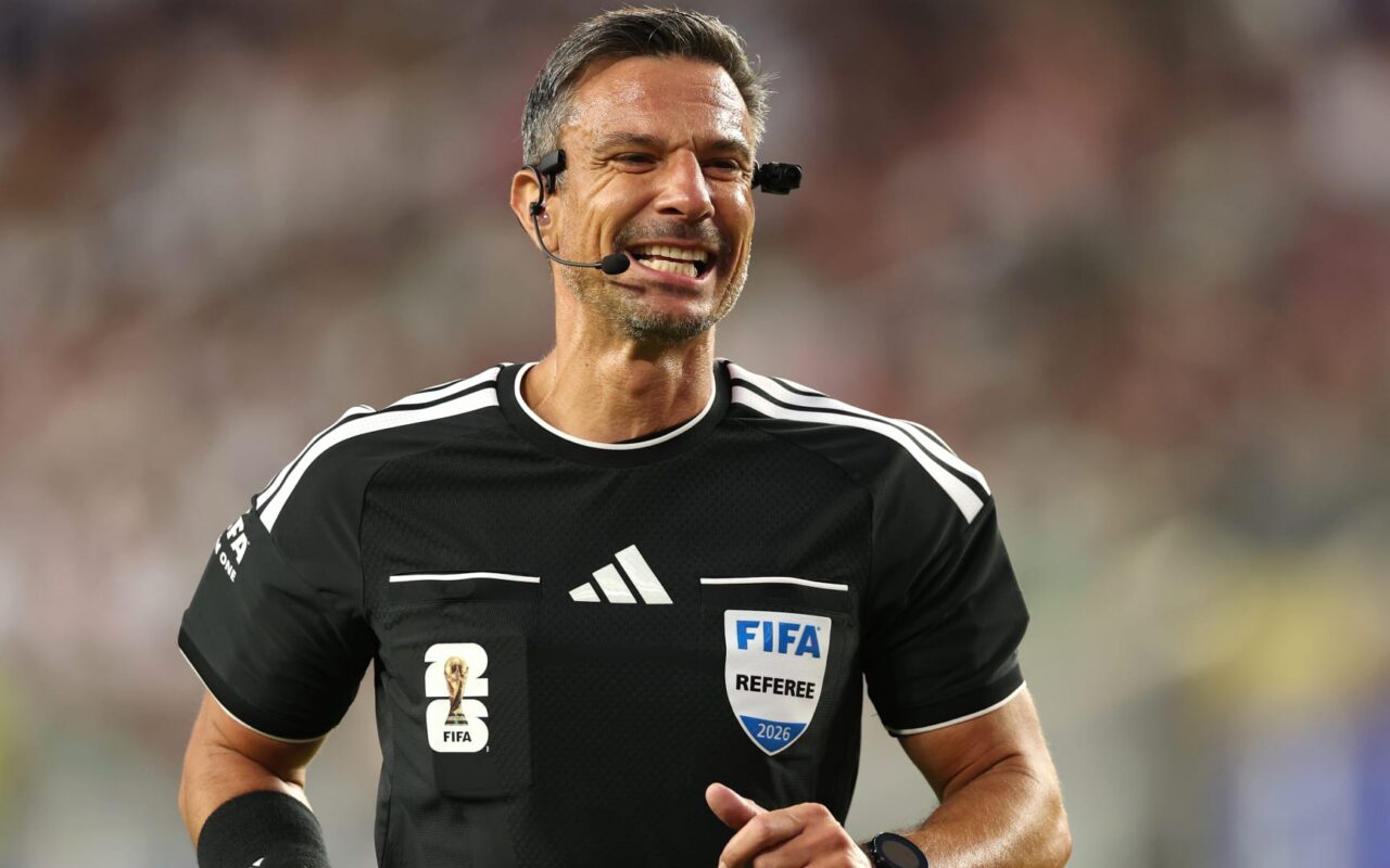 كان وجهه خيرًا على السعودية وطرد كامافينغا.. من هو حكم نهائي كأس العالم 2026؟