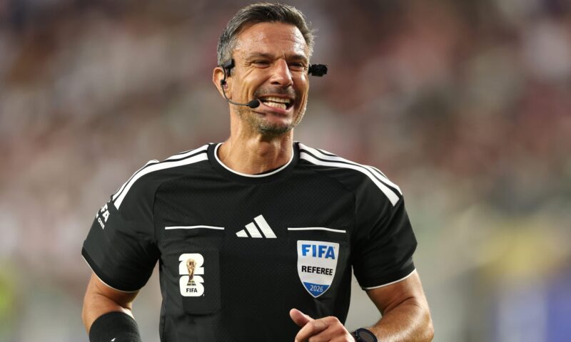 كان وجهه خيرًا على السعودية وطرد كامافينغا.. من هو حكم نهائي كأس العالم 2026؟