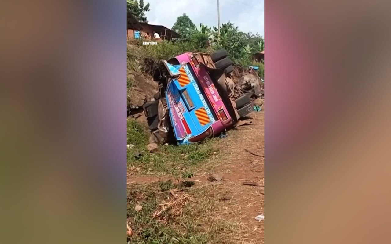 مقتل 20 طالباً على الأقل في حادث حافلة مروع بأوغندا