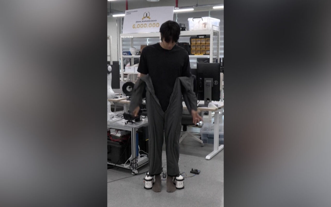 شاهد.. ملابس ذكية تلتف حول جسم مرتديها تلقائيًا في غضون 10 ثوانٍ