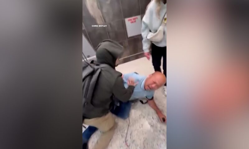 صرخ: “لا أعلم ما يفعلون”.. شاهد لحظات مربكة لمحاولة اعتقال رجل بأمريكا