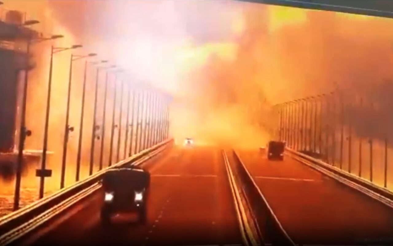 فيديو متداول بزعم عرضه “لحظة تفجير الجسر الرابط بين السعودية والبحرين”.. ما حقيقته؟