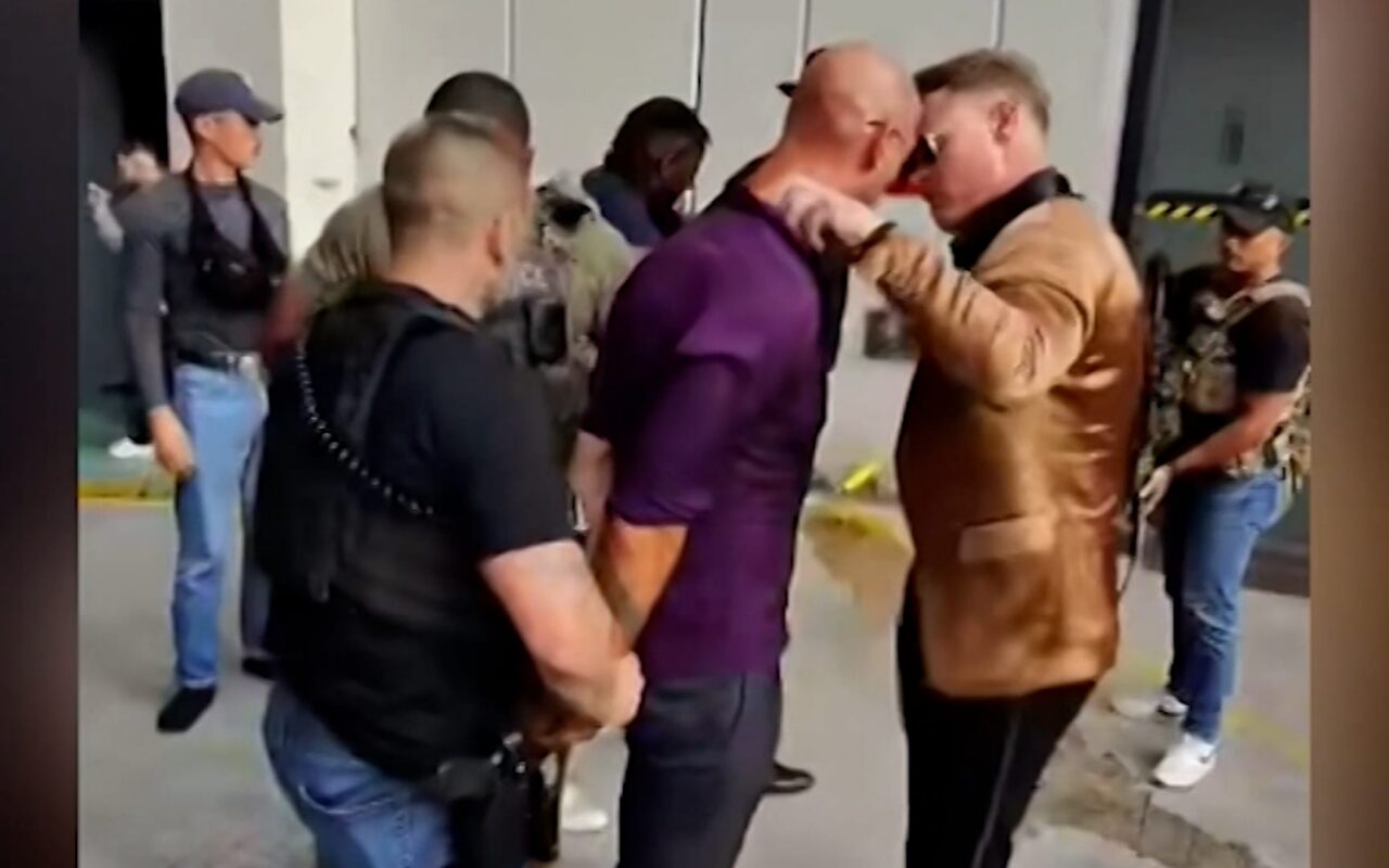 شاهد لحظة إلقاء القبض على الشقيقين “تيت” في أمريكا بعد اتهامات بينها الاغتصاب والاتجار بالبشر