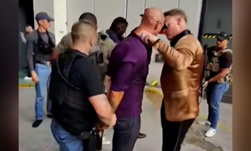 شاهد لحظة إلقاء القبض على الشقيقين “تيت” في أمريكا بعد اتهامات بينها الاغتصاب والاتجار بالبشر