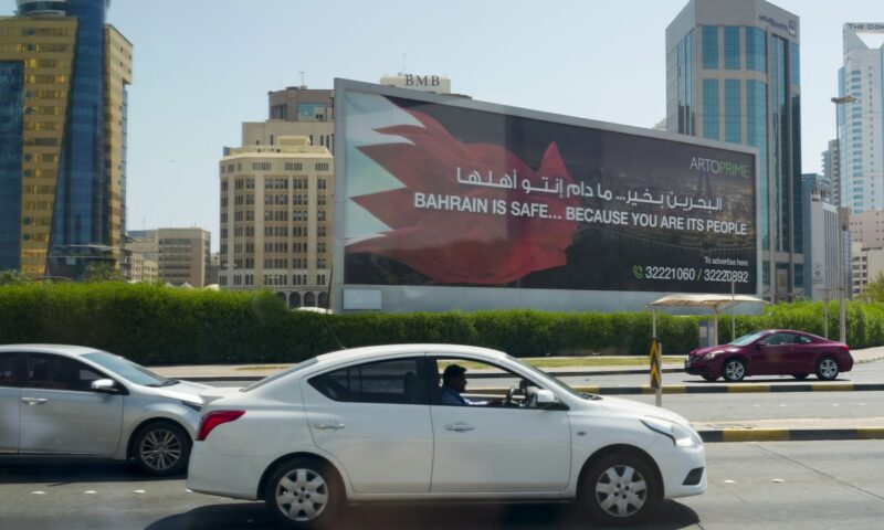 إطلاق صافرات الإنذار في البحرين وسط تصعيد إيراني أمريكي