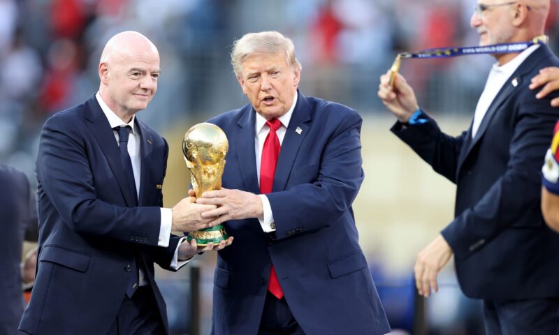 تصرف ترامب خلال مراسم تتويج إسبانيا بلقب كأس العالم يلاقي رواجاً