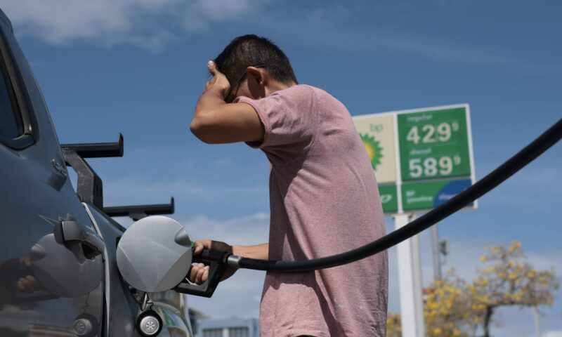 أسعار النفط تقفز فوق 90 دولارًا.. والبنزين يرتفع مجددًا في أمريكا وسط التوتر بمضيق هرمز