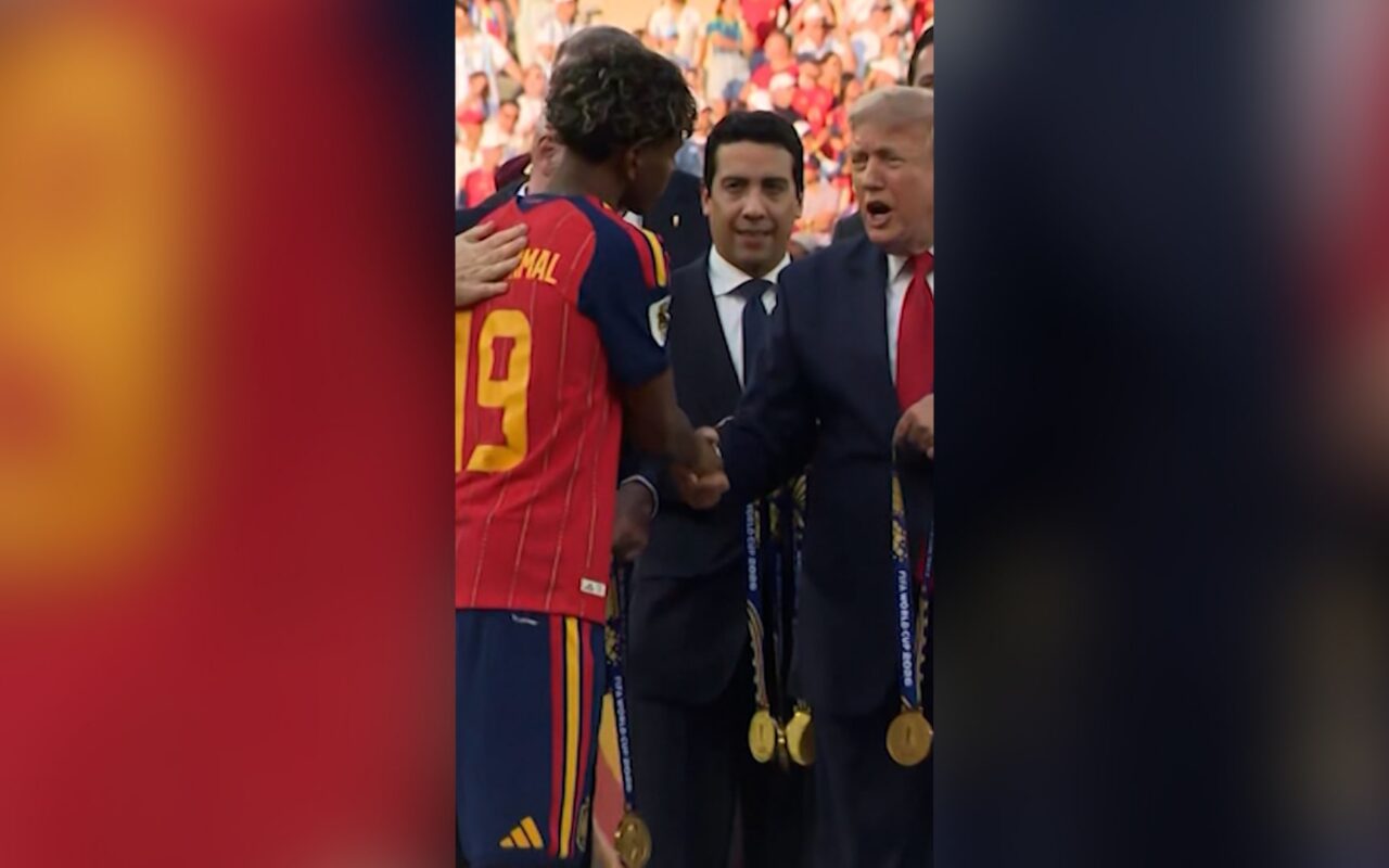 شاهد لحظة تقليد ترامب ميدالية الفوز للامين يامال بعد تتويج إسبانيا بلقب كأس العالم 2026