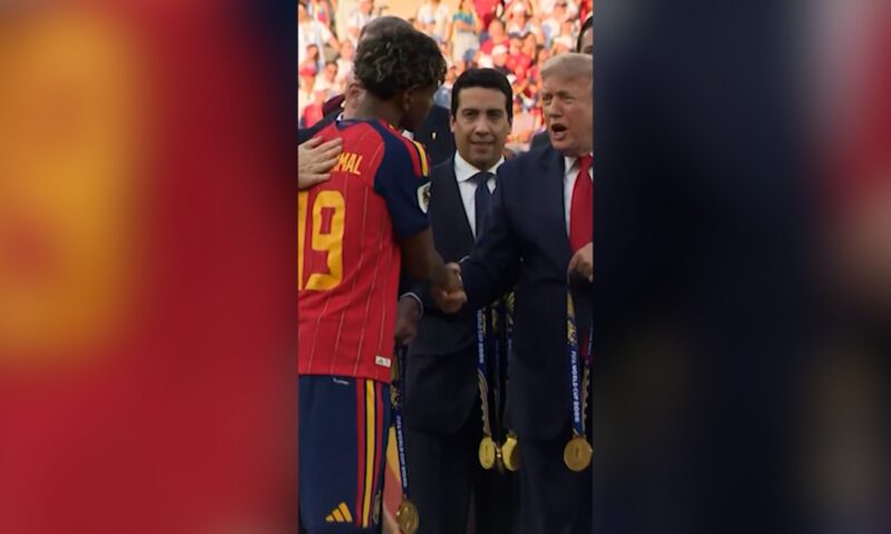 شاهد لحظة تقليد ترامب ميدالية الفوز للامين يامال بعد تتويج إسبانيا بلقب كأس العالم 2026