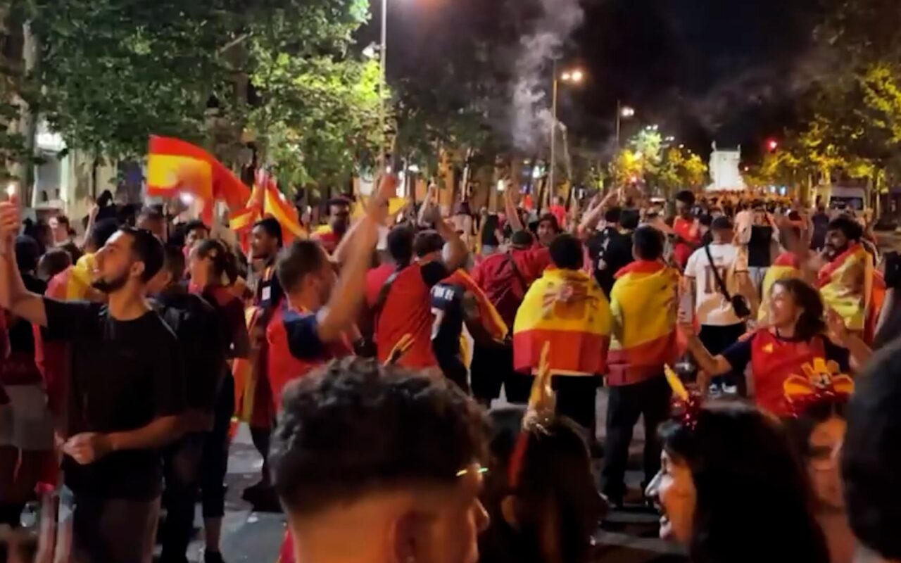 إسبانيا تحتفل بلقبها العالمي الثاني.. فرحة عارمة تجتاح الشوارع بعد النهائي