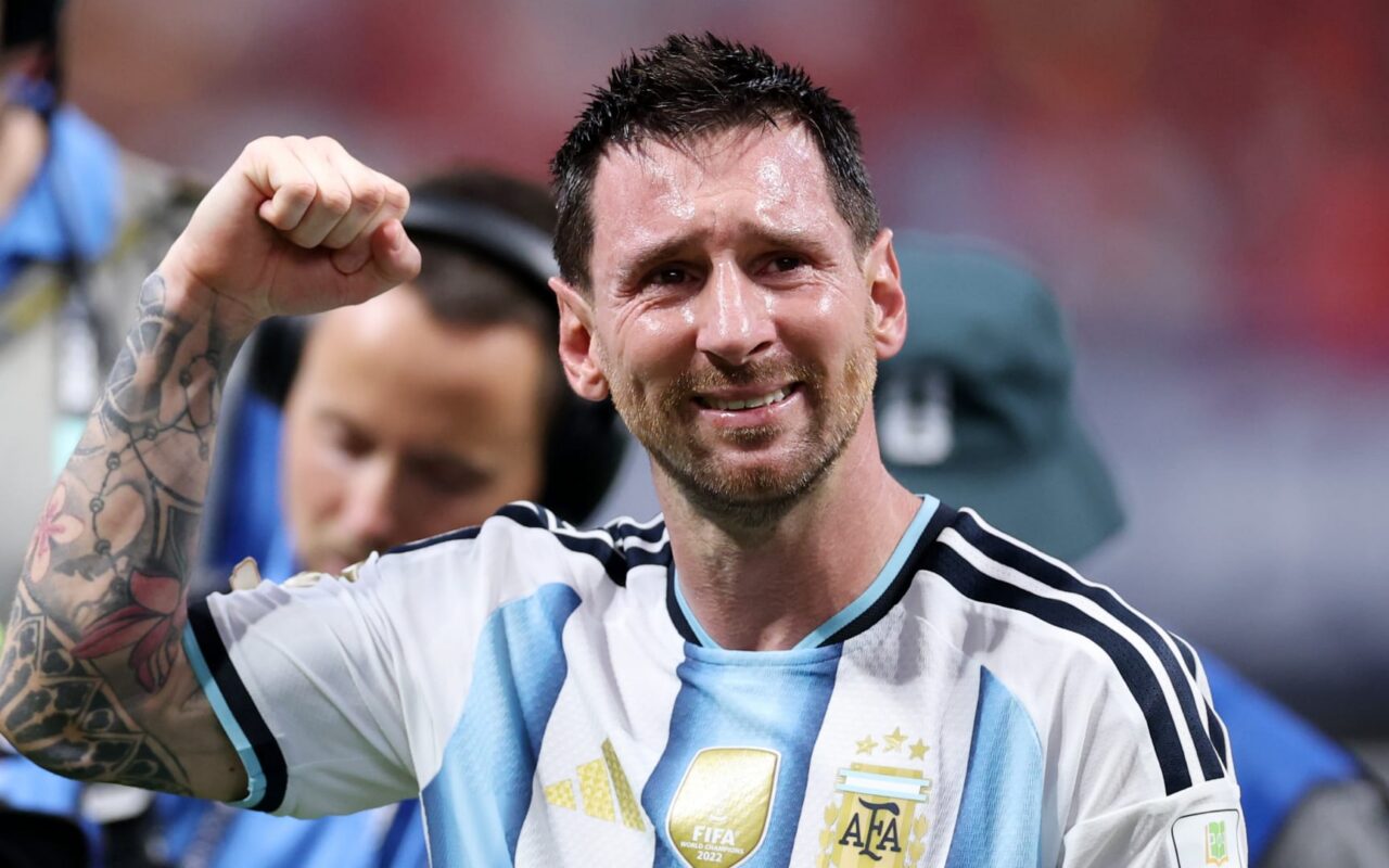 لاعب إسبانيا يُعلق على منشور ليونيل ميسي بعد الهزيمة بنهائي كأس العالم
