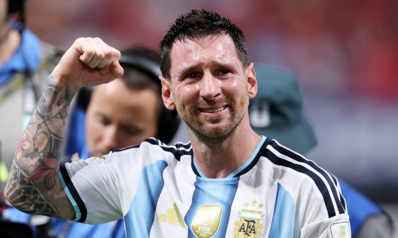 لاعب إسبانيا يُعلق على منشور ليونيل ميسي بعد الهزيمة بنهائي كأس العالم