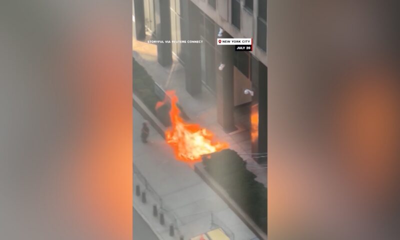 “لا أمانع قتل أي شخص”.. شاهد ما فعله مسلح أمام مبنى فيدرالي في نيويورك