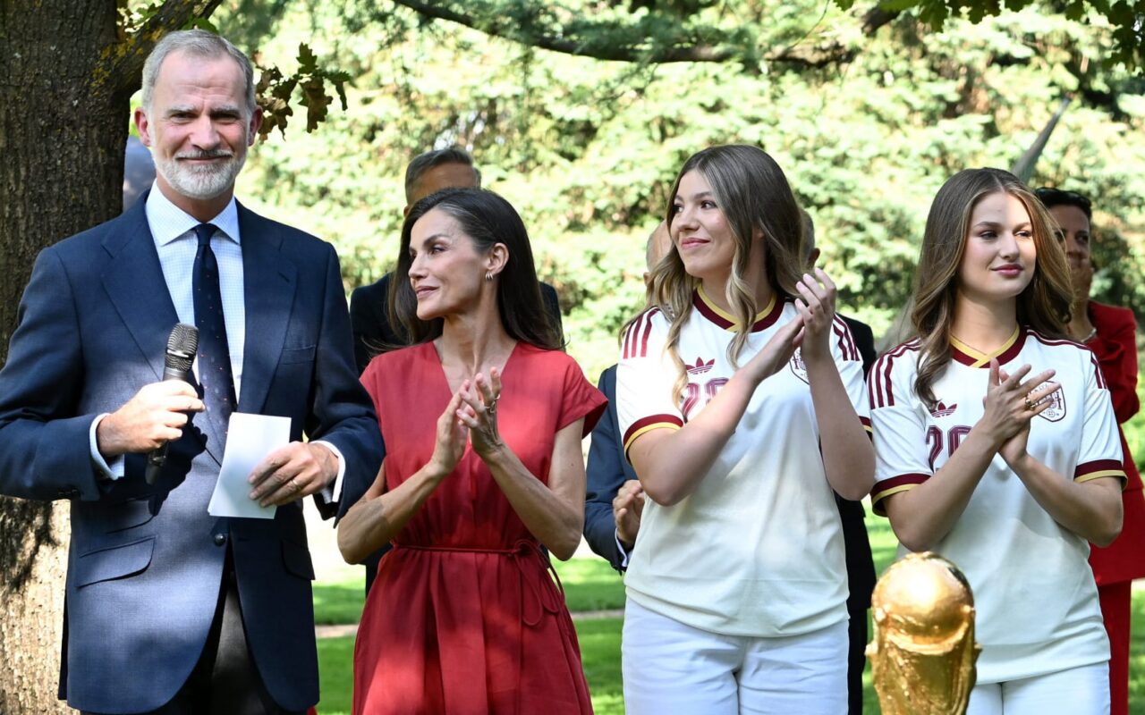 بمقولة عن “التواضع والمحبة”.. البرادعي يعلق على احتفال ملك إسبانيا وعائلته بفوز المنتخب