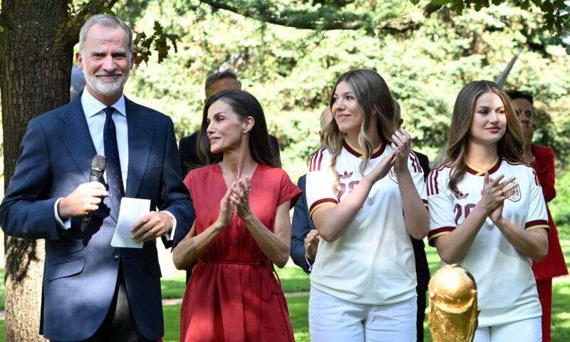 بمقولة عن “التواضع والمحبة”.. البرادعي يعلق على احتفال ملك إسبانيا وعائلته بفوز المنتخب