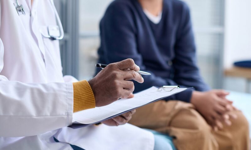 قرحة المعدة..كيف يمكن التخفيف من أعراضها في المنزل؟