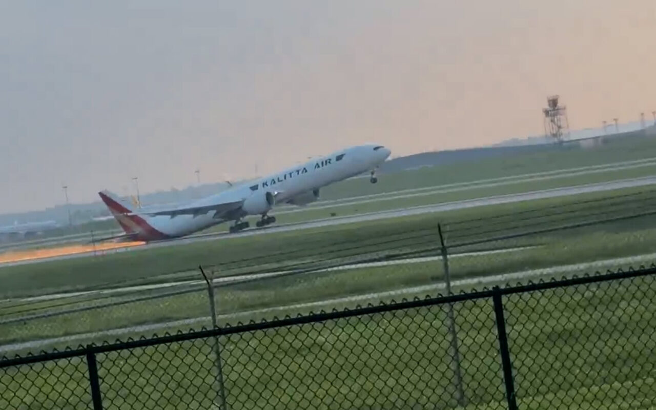 تطاير منها الشرر.. فيديو يوثق احتكاك ذيل طائرة عملاقة بمدرج مطار في أمريكا