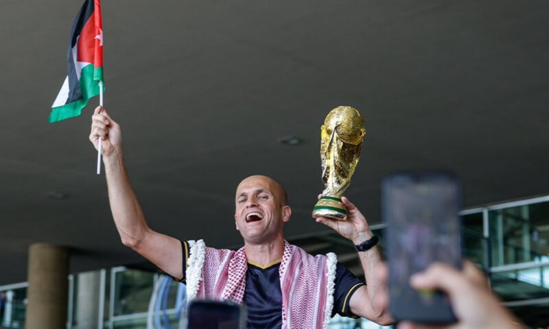 بعد مشاركته في كأس العالم.. طاقم حكام أردني يحظى باستقبال حافل عند وصوله لعمّان