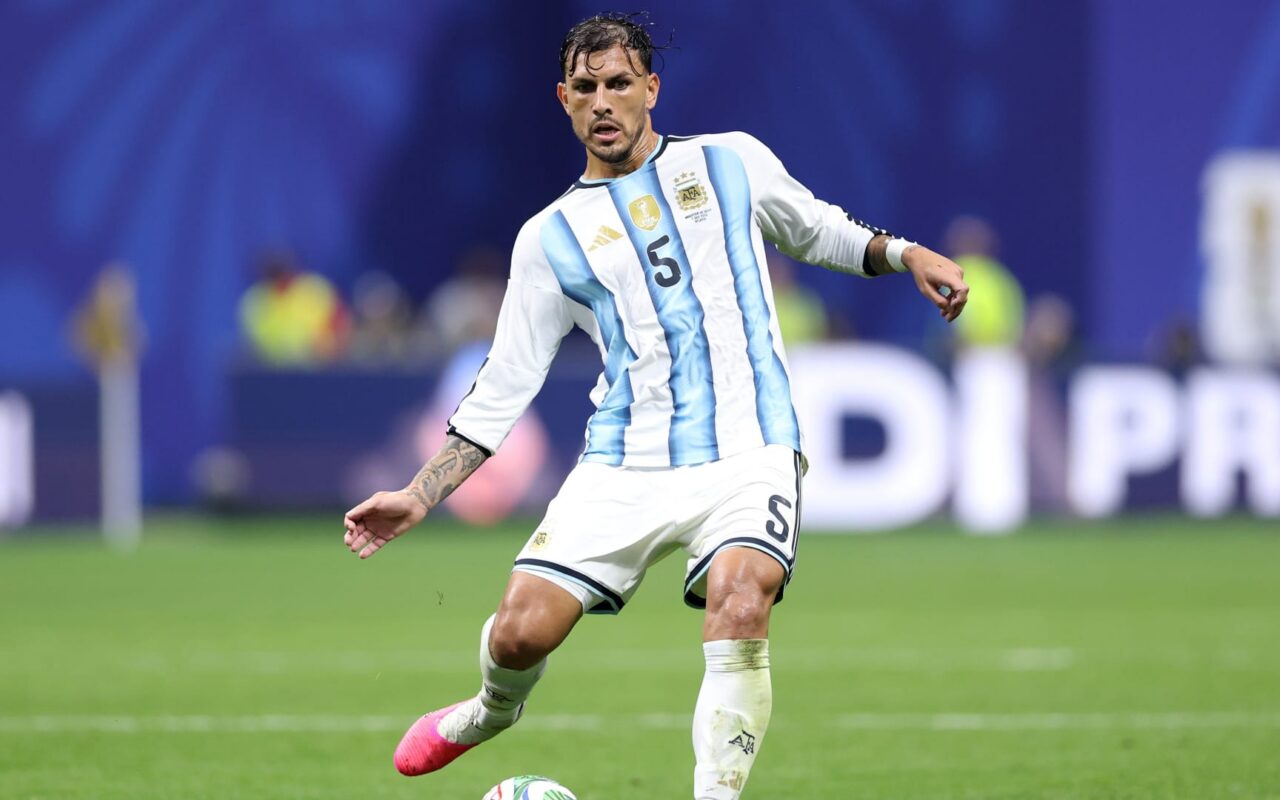 برسمة لتدخّله أمام عمر مرموش.. عائلة لاعب الأرجنتين تستقبله بعد عودته من المونديال
