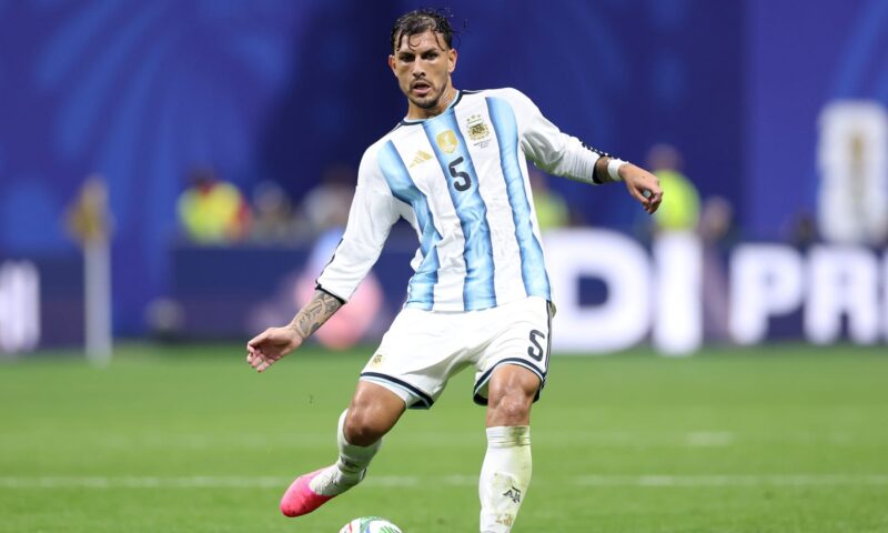 برسمة لتدخّله أمام عمر مرموش.. عائلة لاعب الأرجنتين تستقبله بعد عودته من المونديال