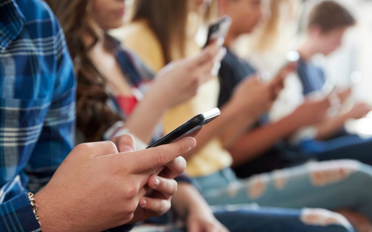 استخدام المراهقين للذكاء الاصطناعي لإنشاء محتوى جنسي.. كيف يمكن للآباء التعامل مع ذلك؟
